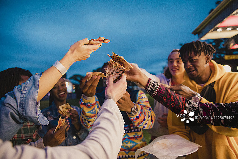 朋友们在节日上享用披萨图片素材