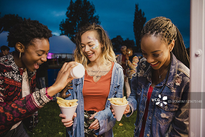 在节日上分享薯片图片素材