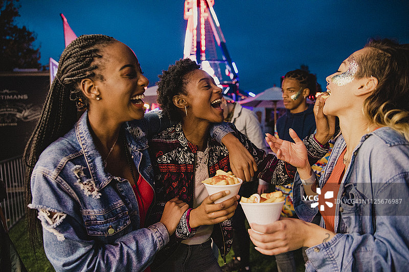 在游乐场分享薯条图片素材