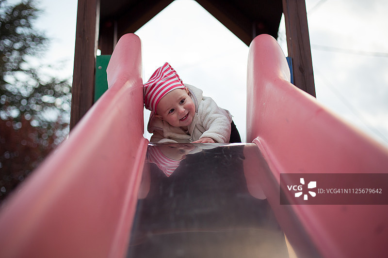 在滑梯顶端的男婴图片素材