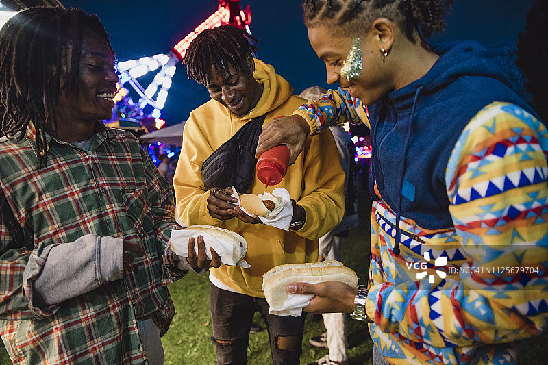 年轻男人吃节日热狗图片素材