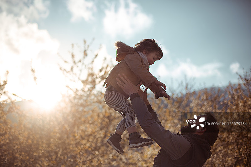 父亲和儿子互相投掷和接球图片素材