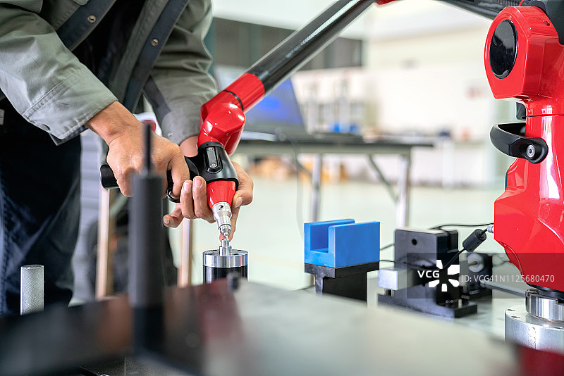 铣削数控零件机的质量控制。汽车工业金属加工的精密探头传感器图片素材