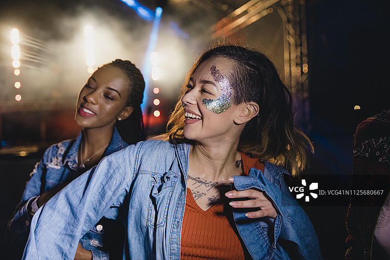 时髦的节日舞蹈图片素材