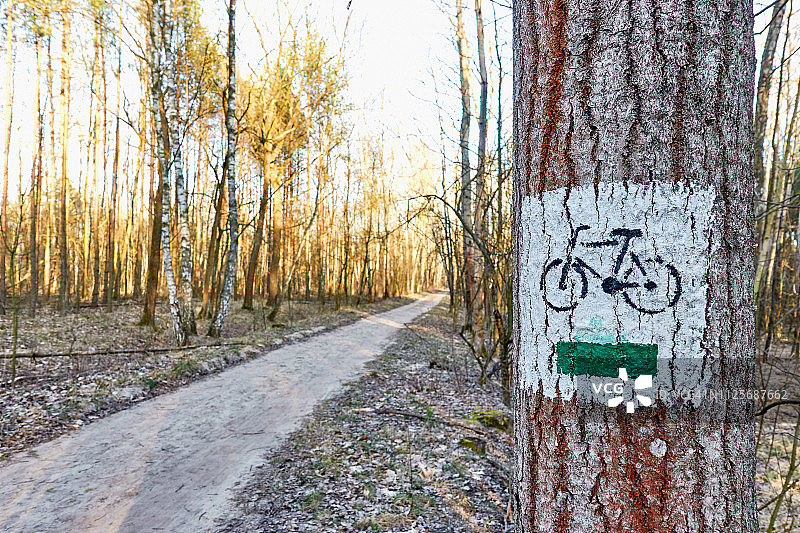 树上的绿色标记图片素材