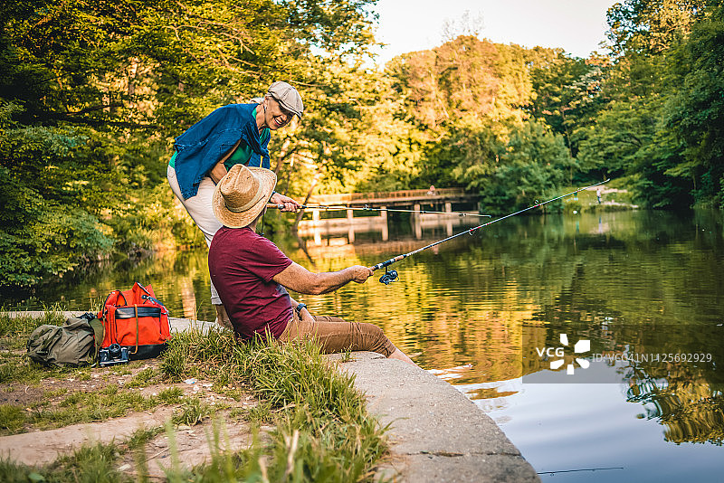 老年人在湖上享受钓鱼之旅图片素材