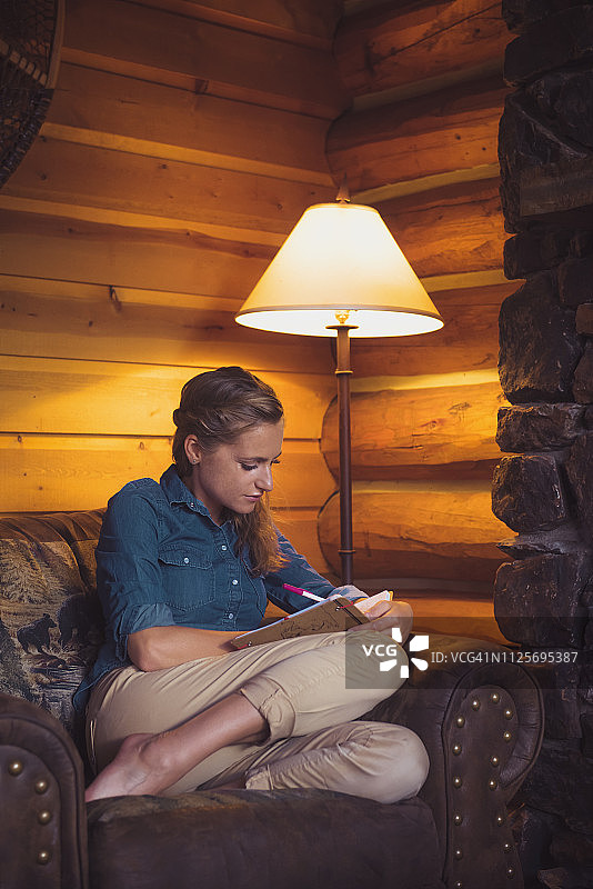 年轻女人居家放松图片素材