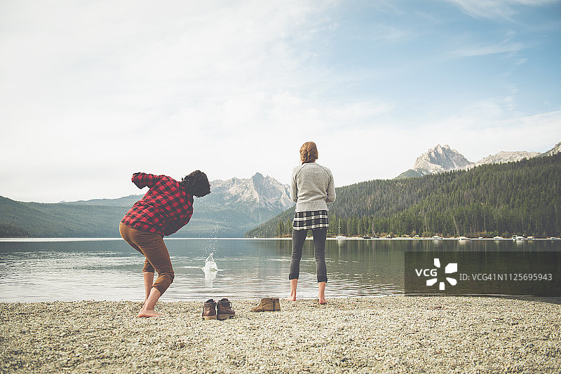 湖畔旁的两个人图片素材