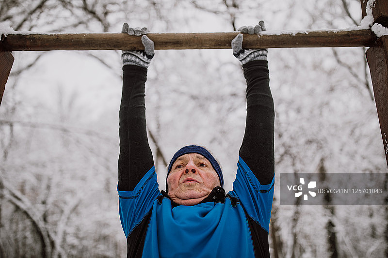 在雪地里慢跑的老年男人图片素材