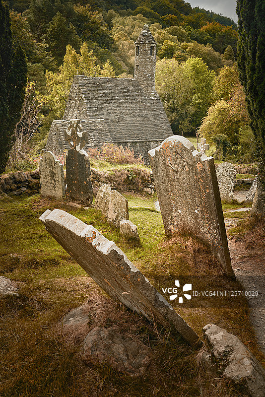 格兰达洛修道院遗址的古老墓碑图片素材
