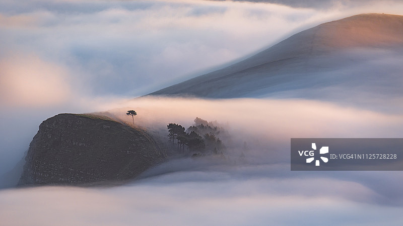 托尔山和迷失山峰日出，英国峰区图片素材