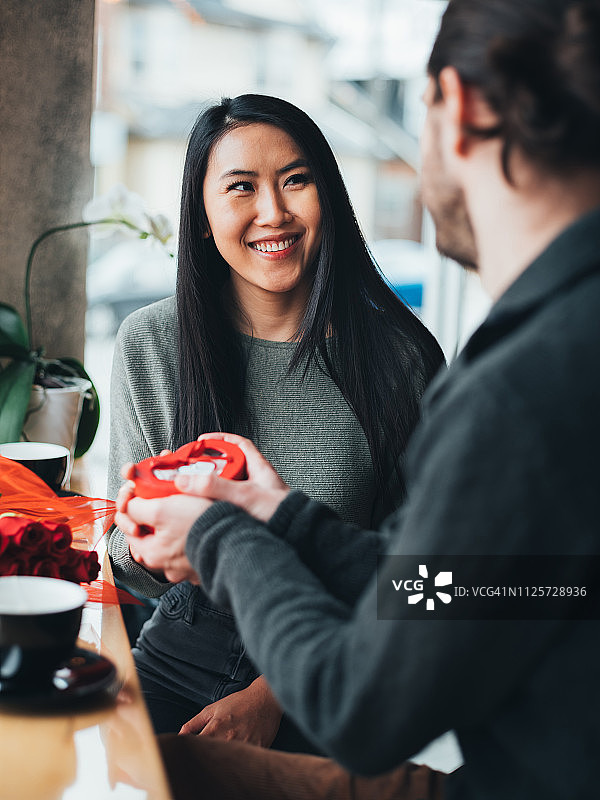 小酒馆里的情人节约会图片素材