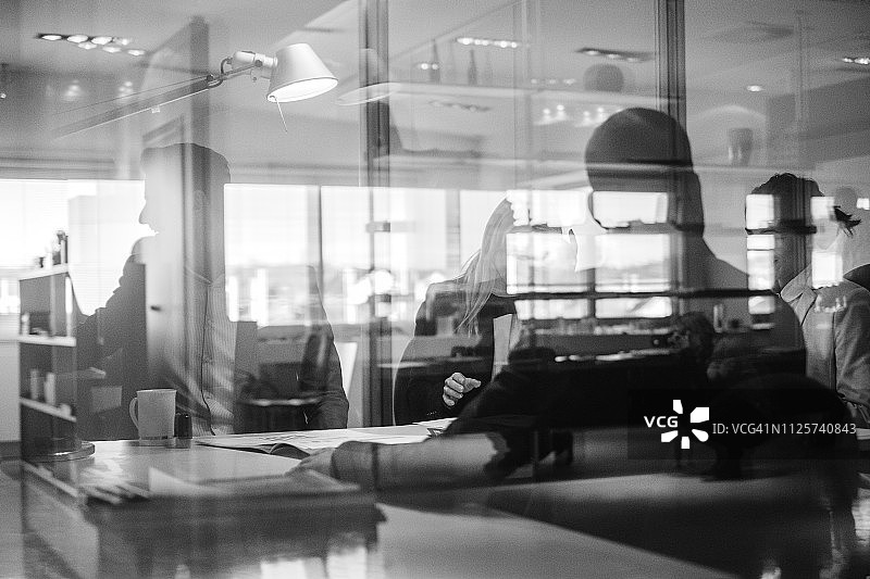 会议中的办公室工作人员抽象图片素材