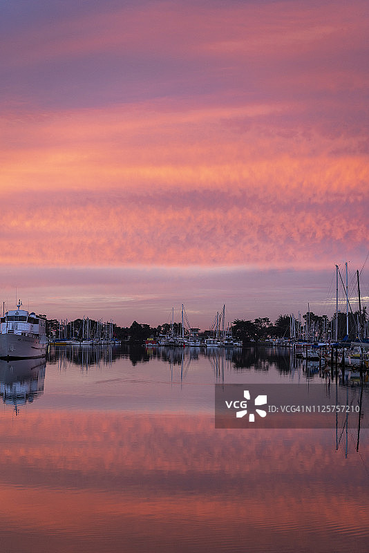 日出时分的伯克利码头图片素材