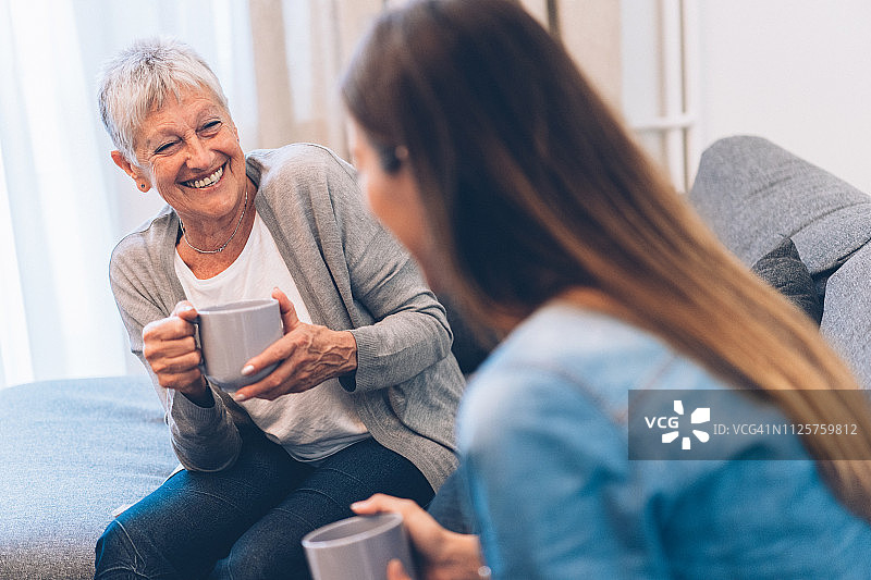 和女儿在一起的年长女人图片素材