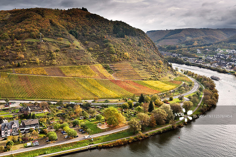 秋季科赫姆和摩泽尔河的鸟瞰图图片素材
