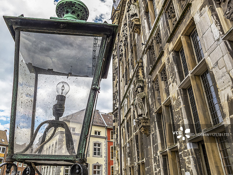 德国亚琛市政厅前的旧灯笼图片素材