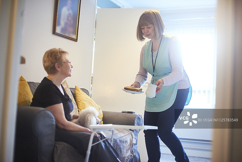 收到午餐的老年妇女图片素材