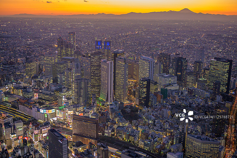 黄昏时分的富士山和新宿建筑鸟瞰图片素材