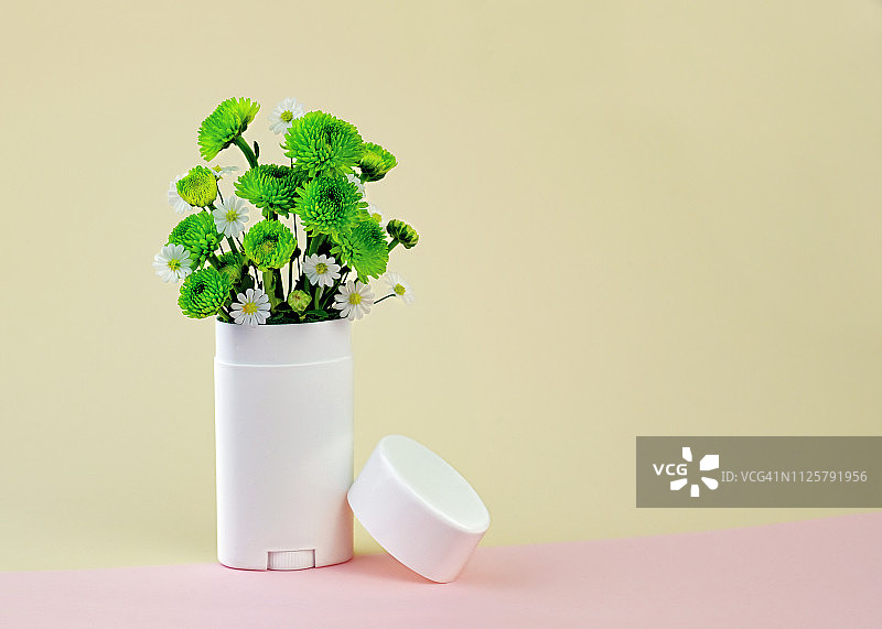 除臭剂容器中的白色和绿色花朵图片素材