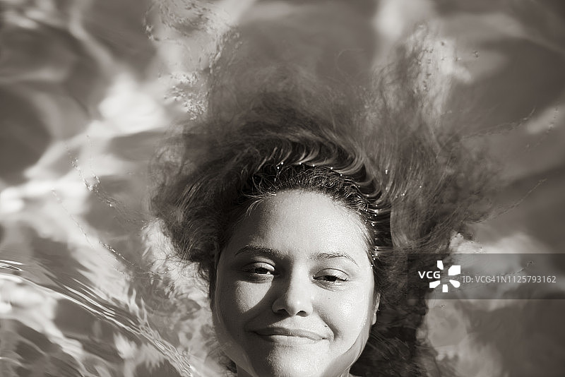 在水中头发自由漂浮的女人图片素材