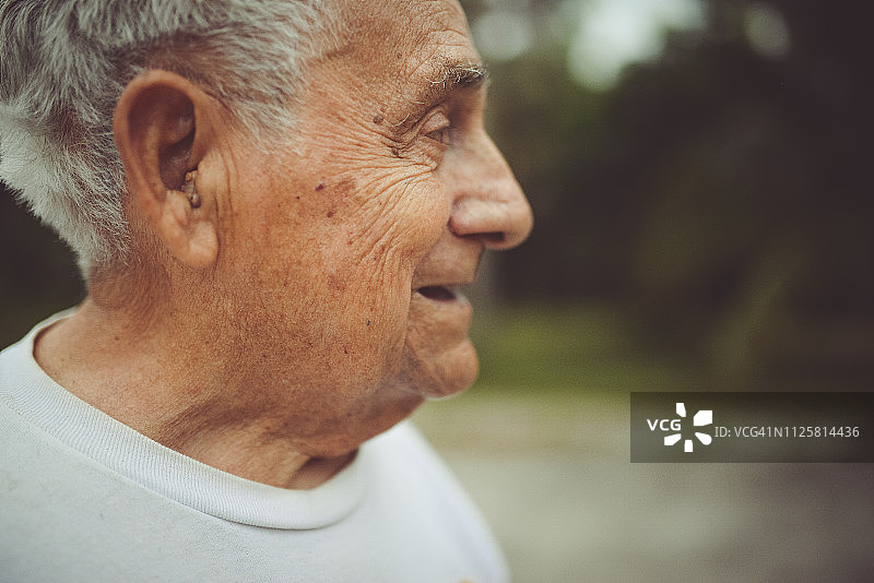 90多岁的男人戴着助听器图片素材
