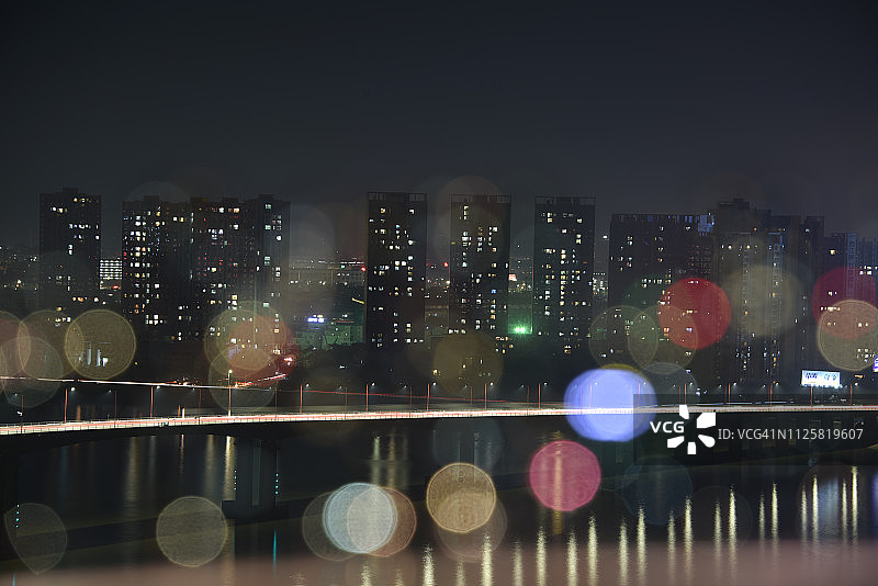 双重曝光下的中国广东省江门市天际线航拍图片素材