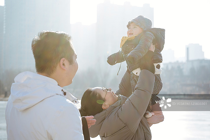 全家去公园度周末图片素材