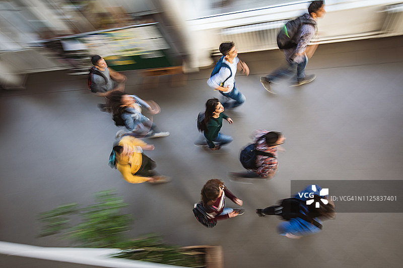 在模糊的运动中奔跑的大群学生俯视图图片素材