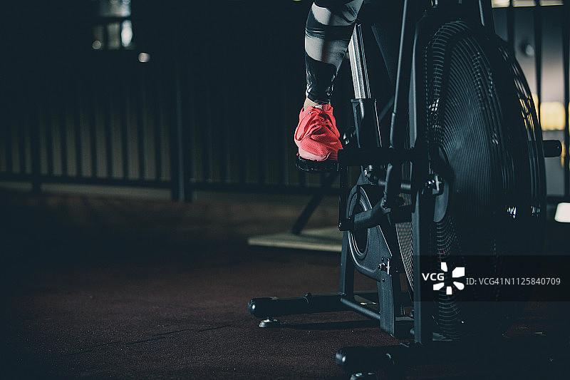 女人踩着风扇自行车图片素材