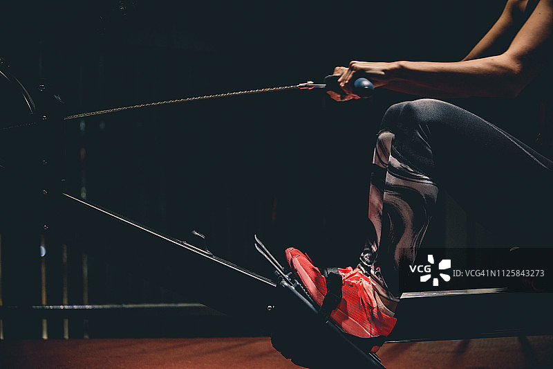 在划船机上锻炼的女人图片素材