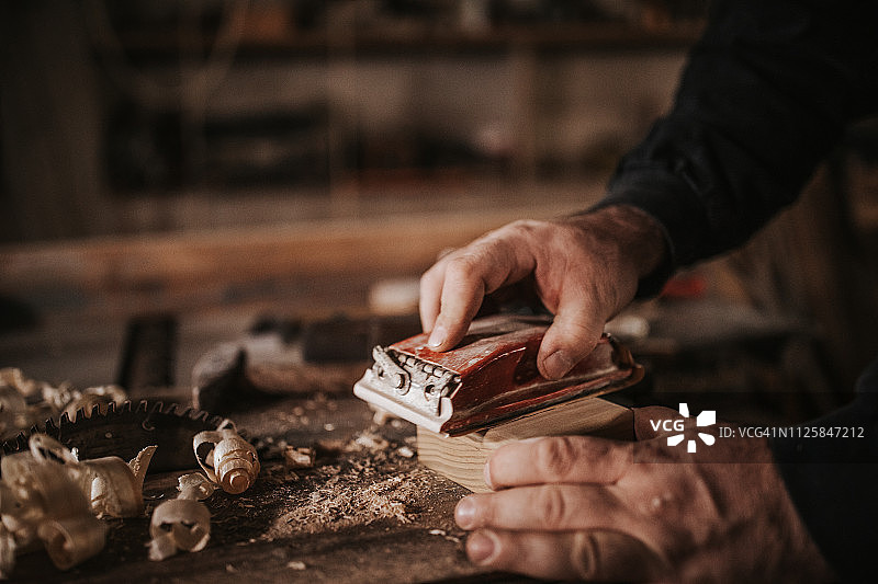 木匠刮木头图片素材