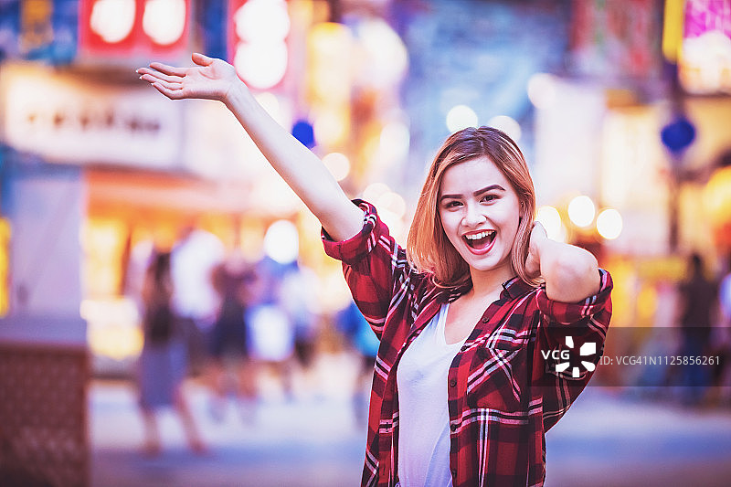 在日本欢快无忧的女性旅行者图片素材