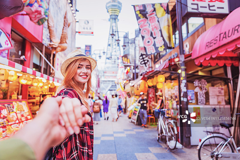 在日本大阪新世界著名街道上手牵手探索图片素材