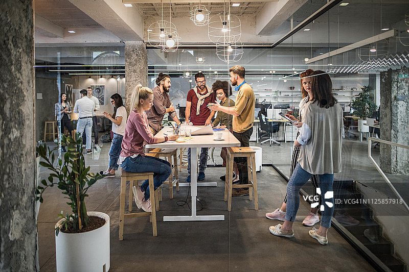 年轻的商务人士在休闲办公室工作图片素材