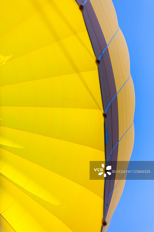 蓝天下黄色热气球图片素材