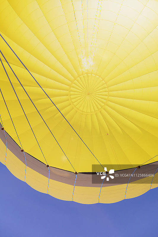 蓝天下黄色热气球图片素材