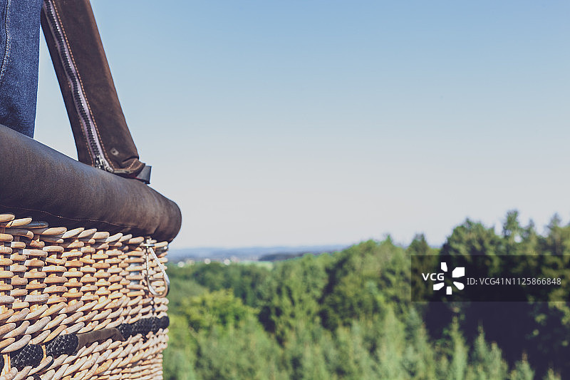 从热气球吊篮俯瞰森林和湛蓝天空图片素材