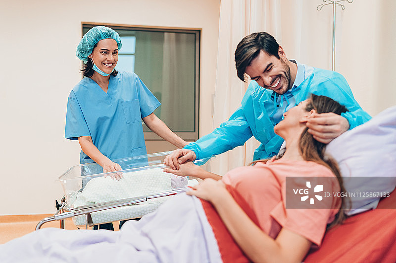 充满爱意的夫妇在医院重症监护室里照顾婴儿图片素材