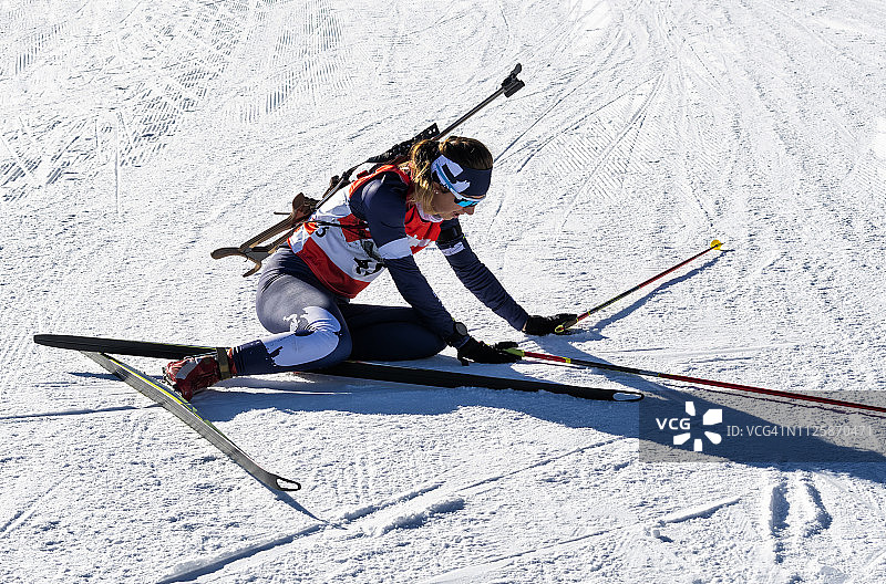 疲惫的女子冬季两项运动员赛后休息的正面图图片素材