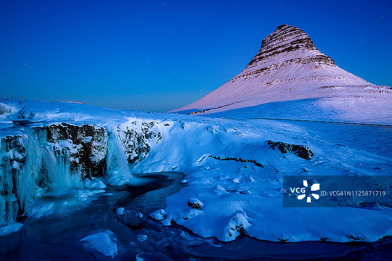 雪中的教会山 - 冰岛图片素材