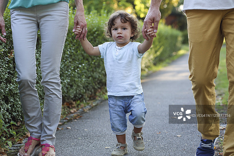 散步中的年轻家庭图片素材