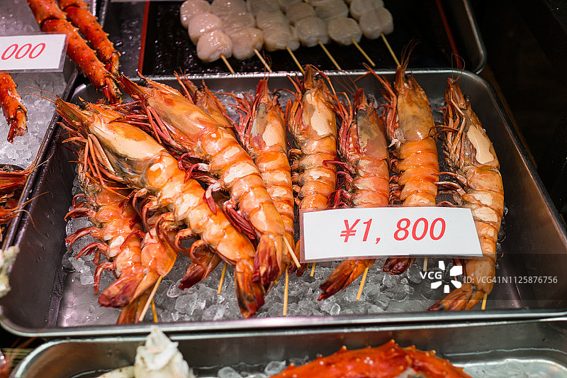 日本大阪黑门市场出售的大虾图片素材