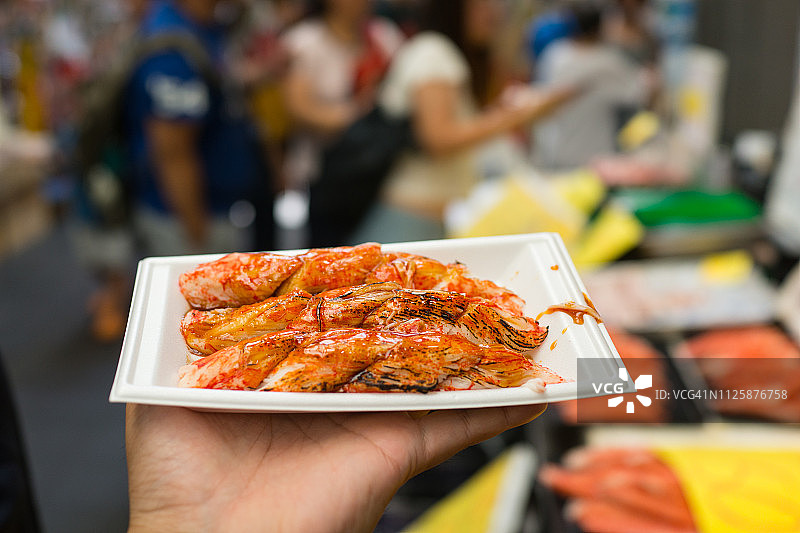 大阪黑门市场烤蟹腿肉图片素材