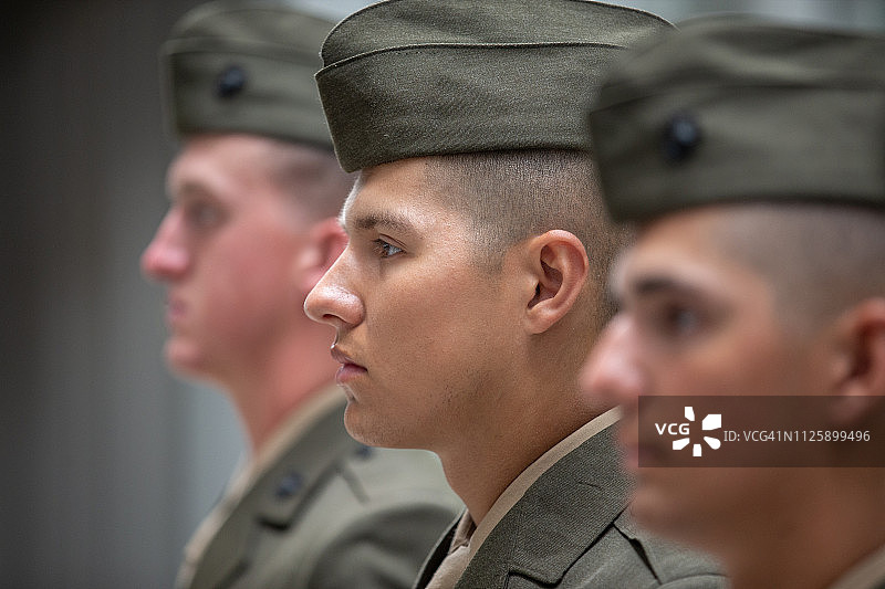 三个穿美国劳军联合会制服的年轻男人立正站好图片素材