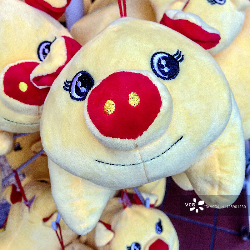 新加坡的中国新年吉祥物毛绒玩具图片素材
