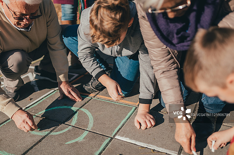 一家人在户外玩耍图片素材