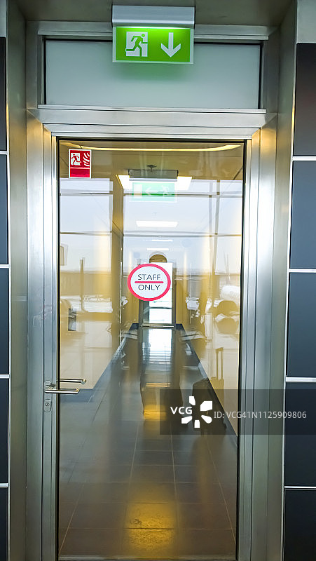 机场内的紧急消防门，仅限员工标志图片素材