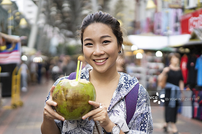 在亚洲街头市场探索的迷人亚洲女性图片素材
