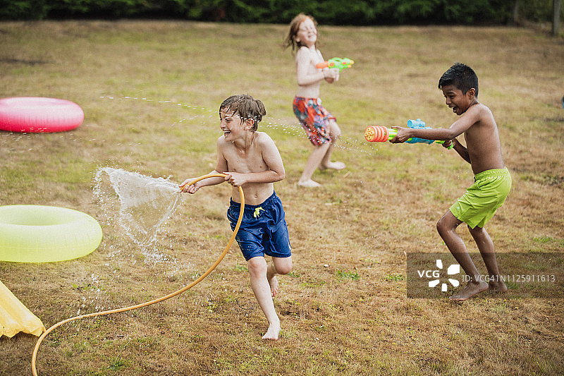 男孩们玩水枪大战！图片素材